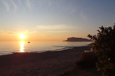 Tosmur Beach på en varm og behagelig sommerkveld og en fantastisk vakker solnedgang å være vitne til