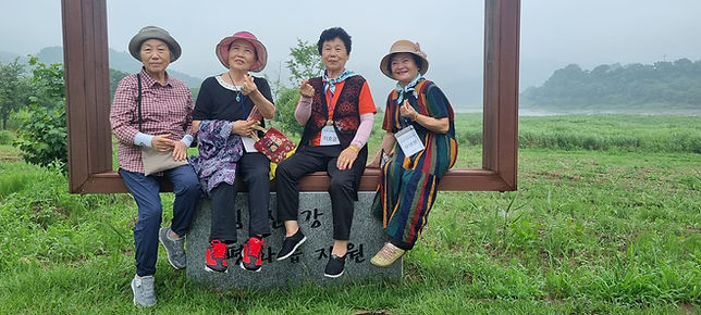 8학년 바라보는 오산 할머니들.jpeg