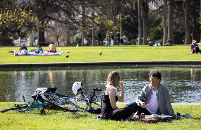 Early summer for parts of Victoria as Melbourne heats up to mid-20s