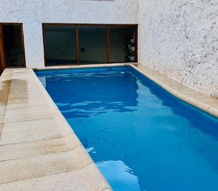 piscina privada de la casa cueva con solárium y espacio para relajarse en plena naturaleza