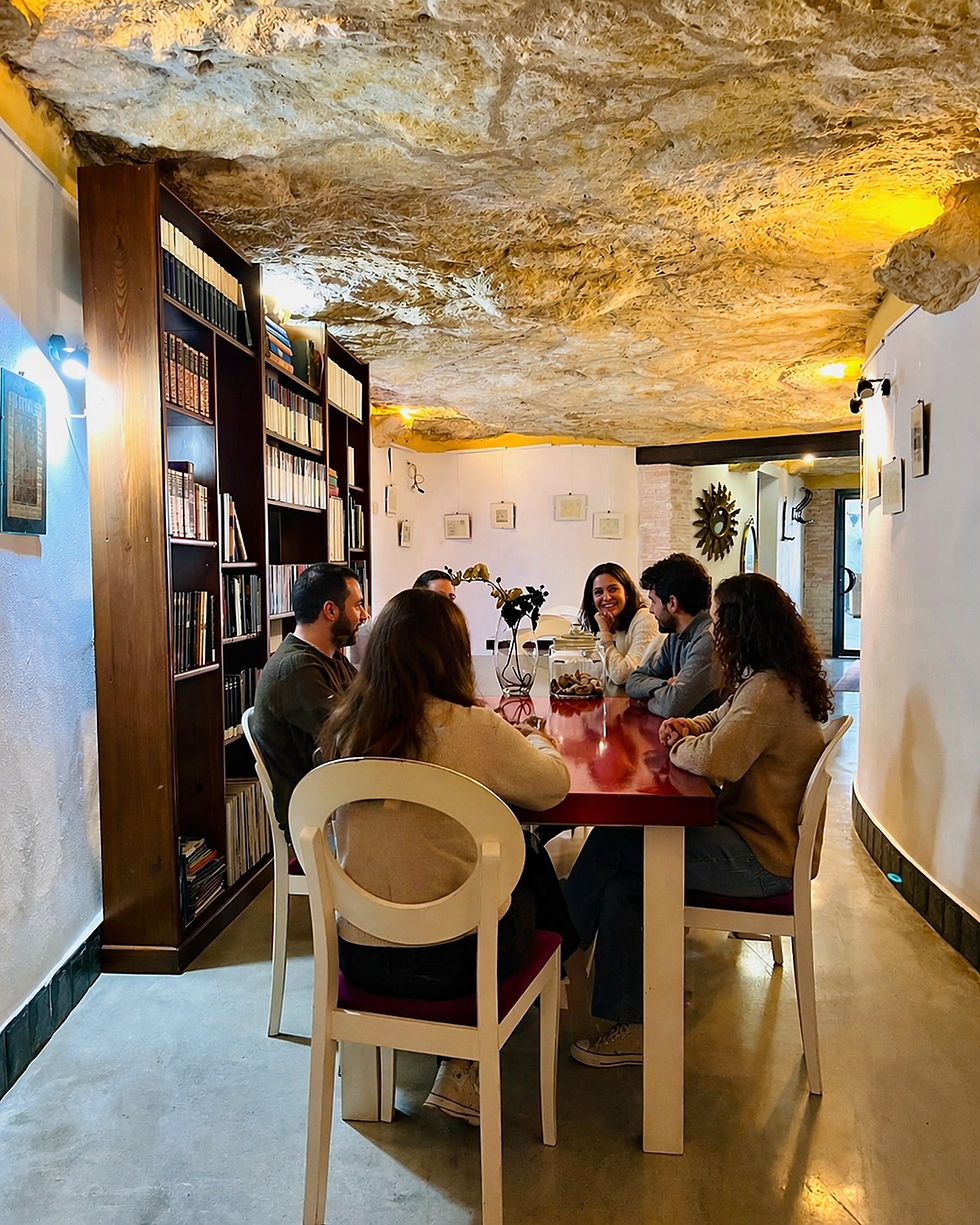 Zona de comedor interior en casa rural  cueva el nido para familias y grupos