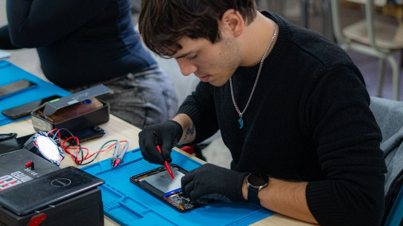 Reparación de celulares, uno de las más de 20 cursos gratuitos que ofrece el Centro Municipal de Oficios