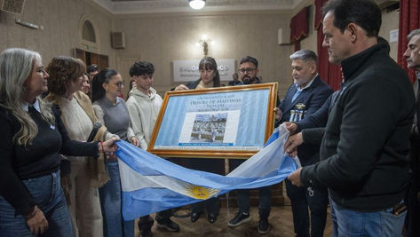 El ex combatiente Córdova le entregó al HCD un cuadro homenaje a los héroes y caídos de Malvinas