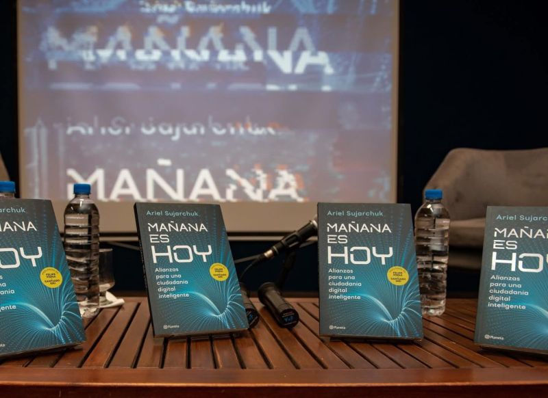Ariel Sujarchuk presentó su libro "Mañana es Hoy. Alianzas para una ciudadanía digital inteligente"