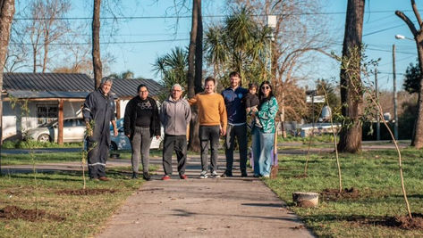Fuerza Patria reforestó con árboles nativos la plaza de Otamendi