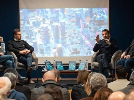 Acompañado por Alejo Sarna, Ariel Sujarchuk presentó su libro sobre ciudadanía digital e inteligencia artificial en Campana