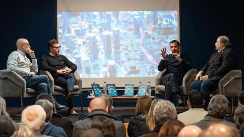 Acompañado por Alejo Sarna, Ariel Sujarchuk presentó su libro sobre ciudadanía digital e inteligencia artificial en Campana