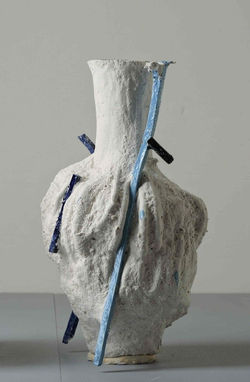 Vasija cerámica con hierro.