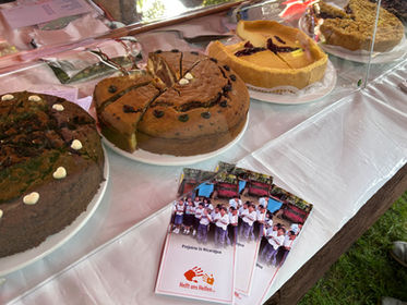 Verschiedene Kuchen sind ausgestellt.