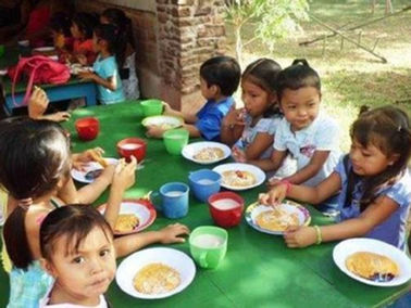 Gesundes Frühstück für die Kinder, die am Tisch sitzen