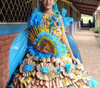 Die Schönheitskönigin trägt ein schönes Kleid aus recycelten Materialien