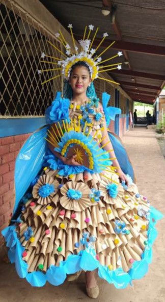 Die Schönheitskönigin trägt ein schönes Kleid aus recycelten Materialien