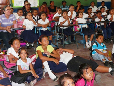 Gebannt sitzen die Kinder im Klassenzimmer