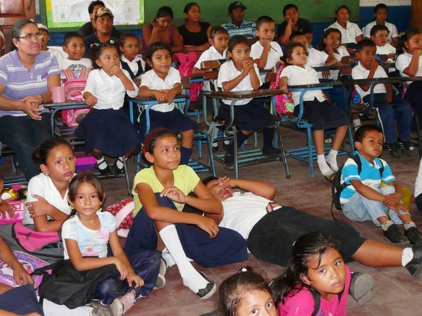 Gebannt sitzen die Kinder im Klassenzimmer