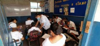 Die Jugendlichen sitzen im Klassenzimmer und lesen