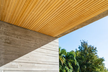 Techo de madera y pared de concreto con cielo azul