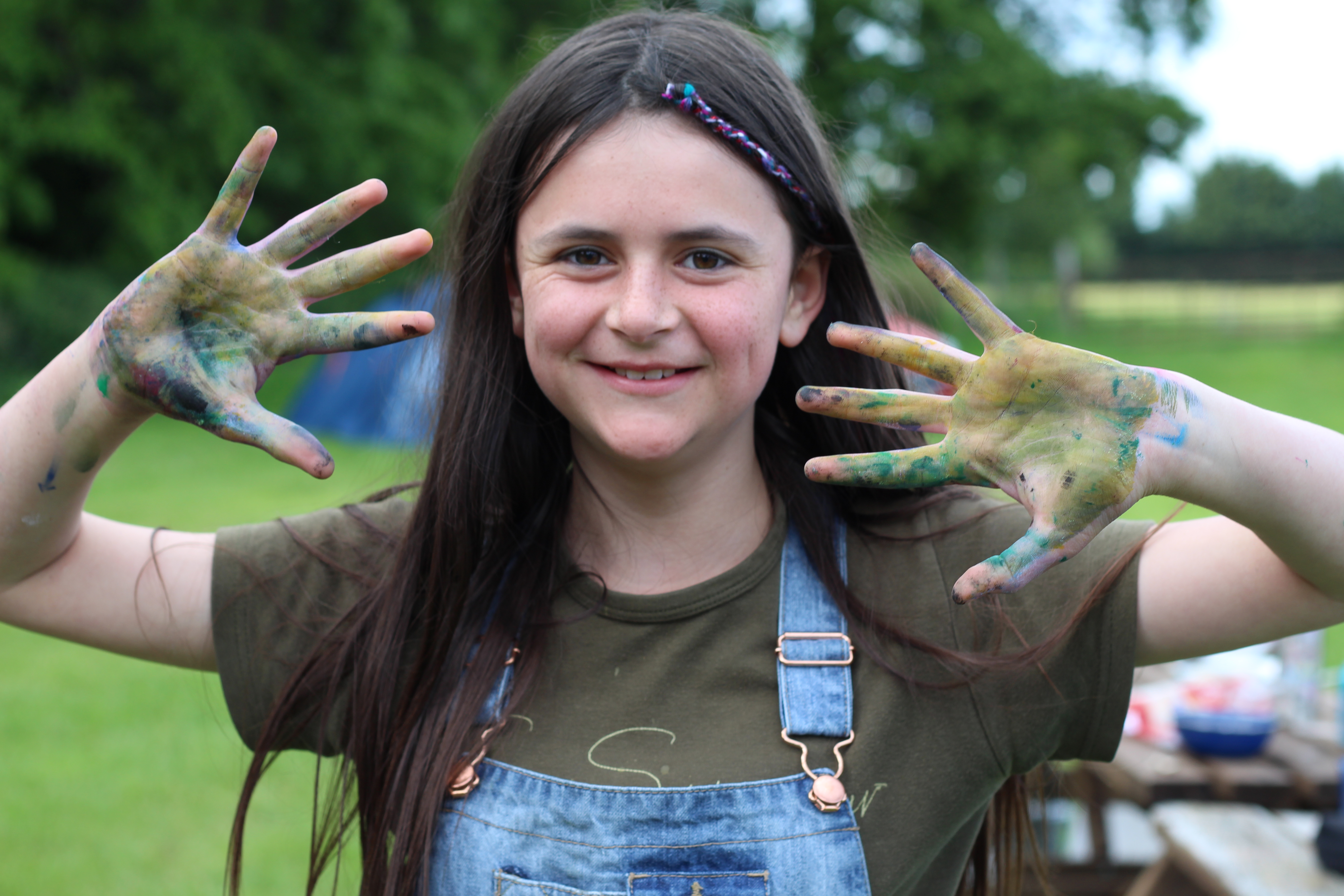Juno and her hands of many colours