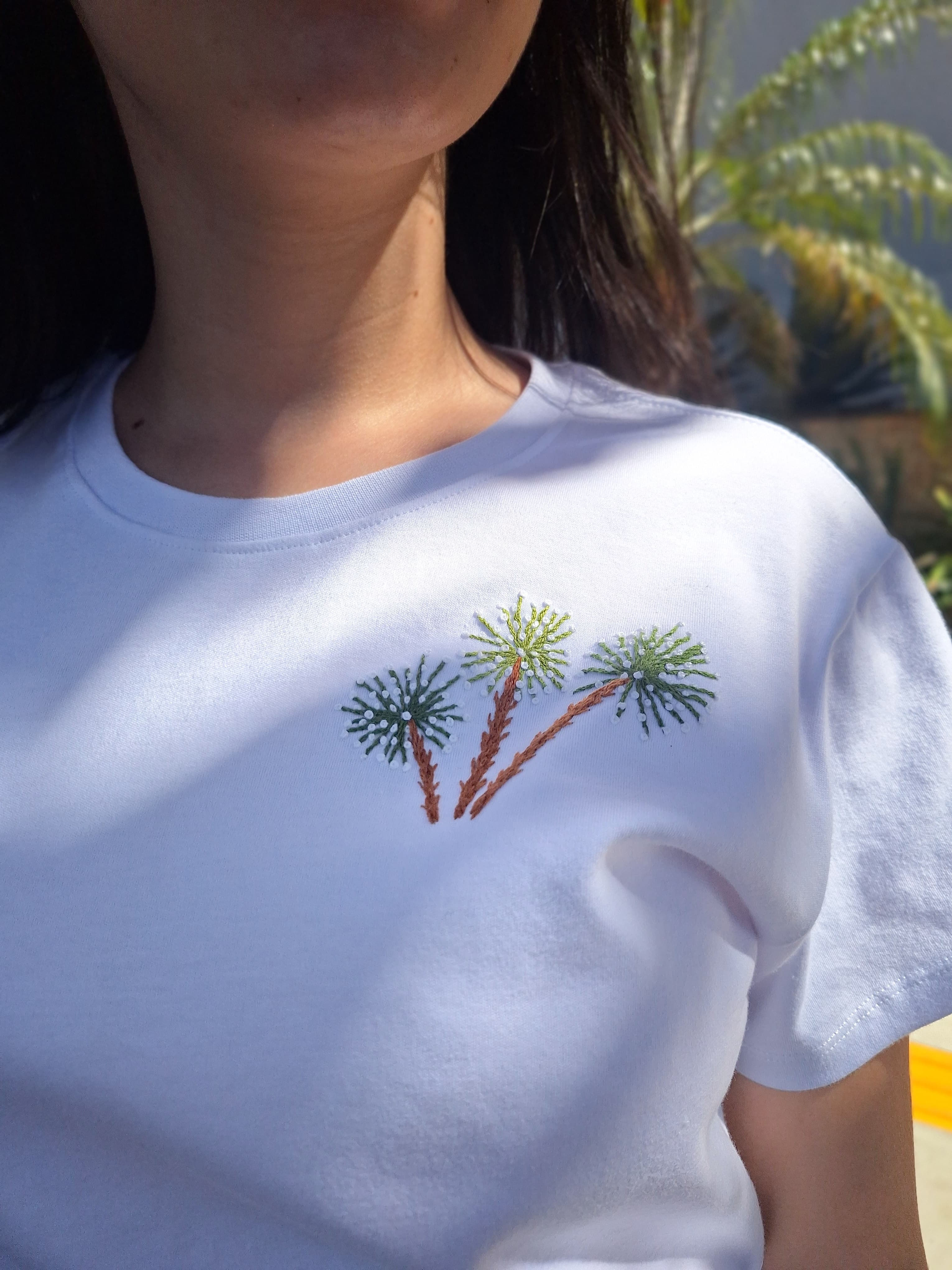 Camiseta babylook Sempre-Viva Chuveirinho tecido fio 40 -Tamanho M bordada à mão