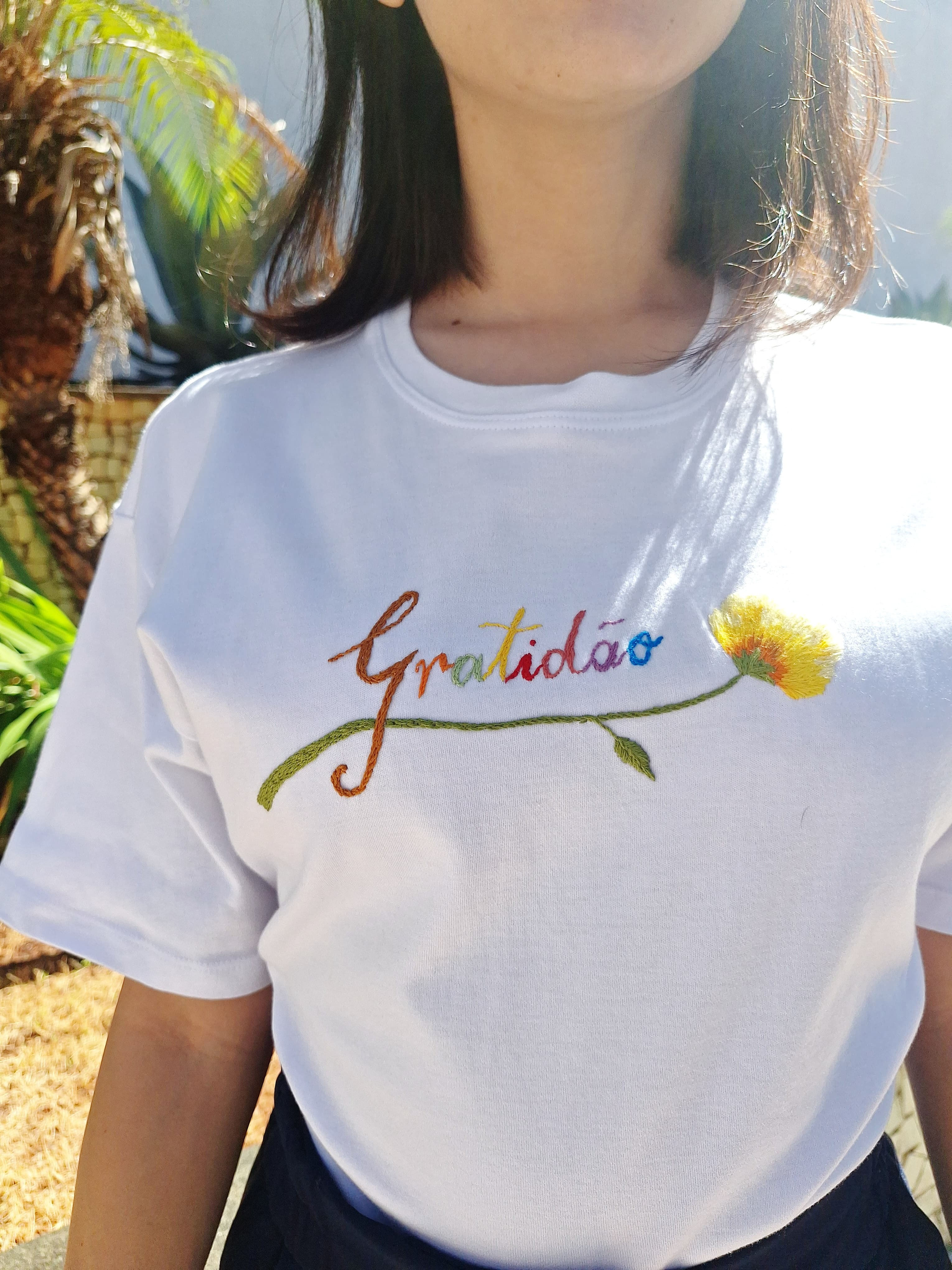 Camiseta Gratidão tecido fio 40 tamanho P tradicional bordada à mão