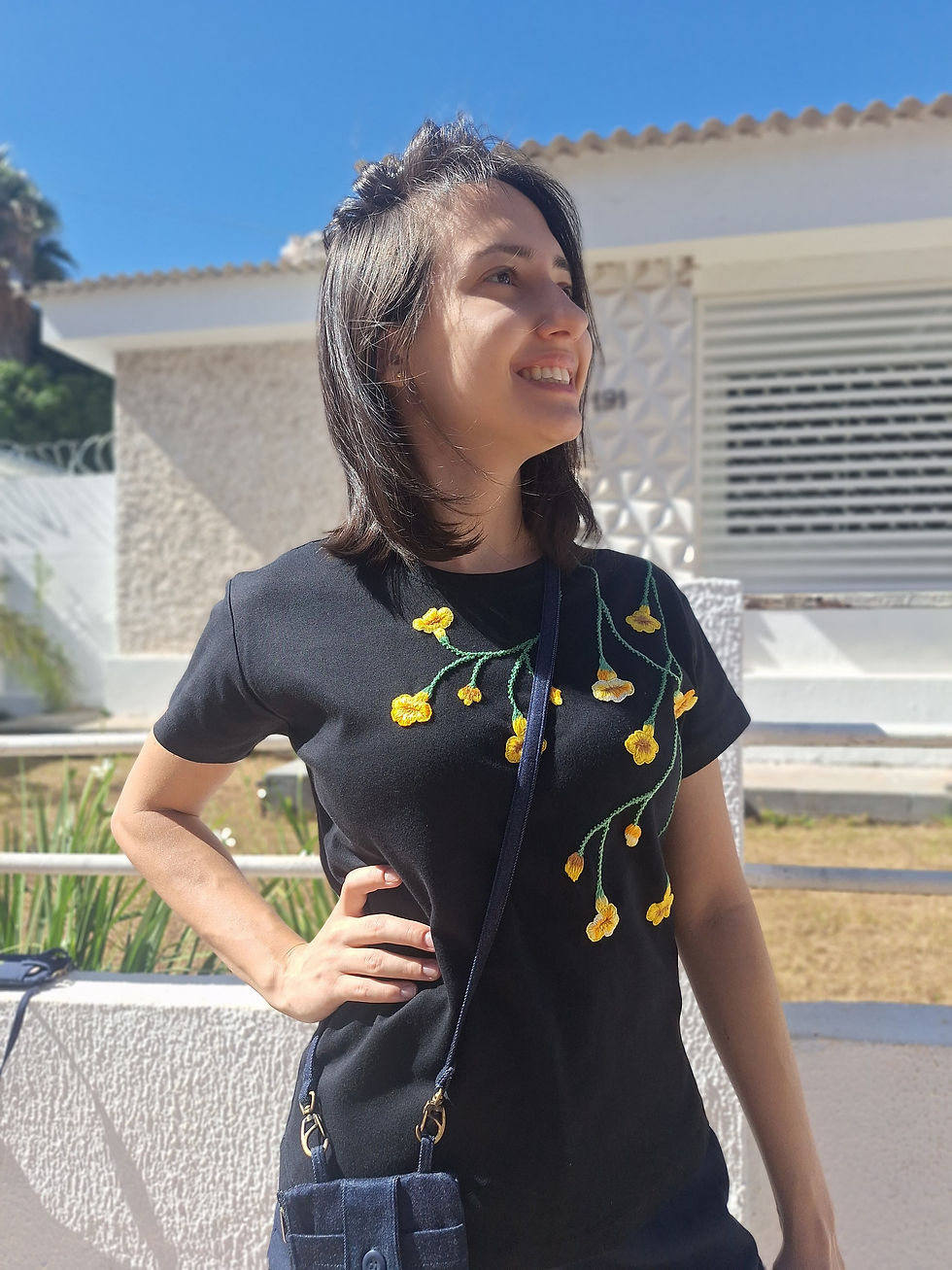 Miniatura: Camiseta Flor do Ipê Amarelo  tecido fio 40 tamanho  bordada à mão