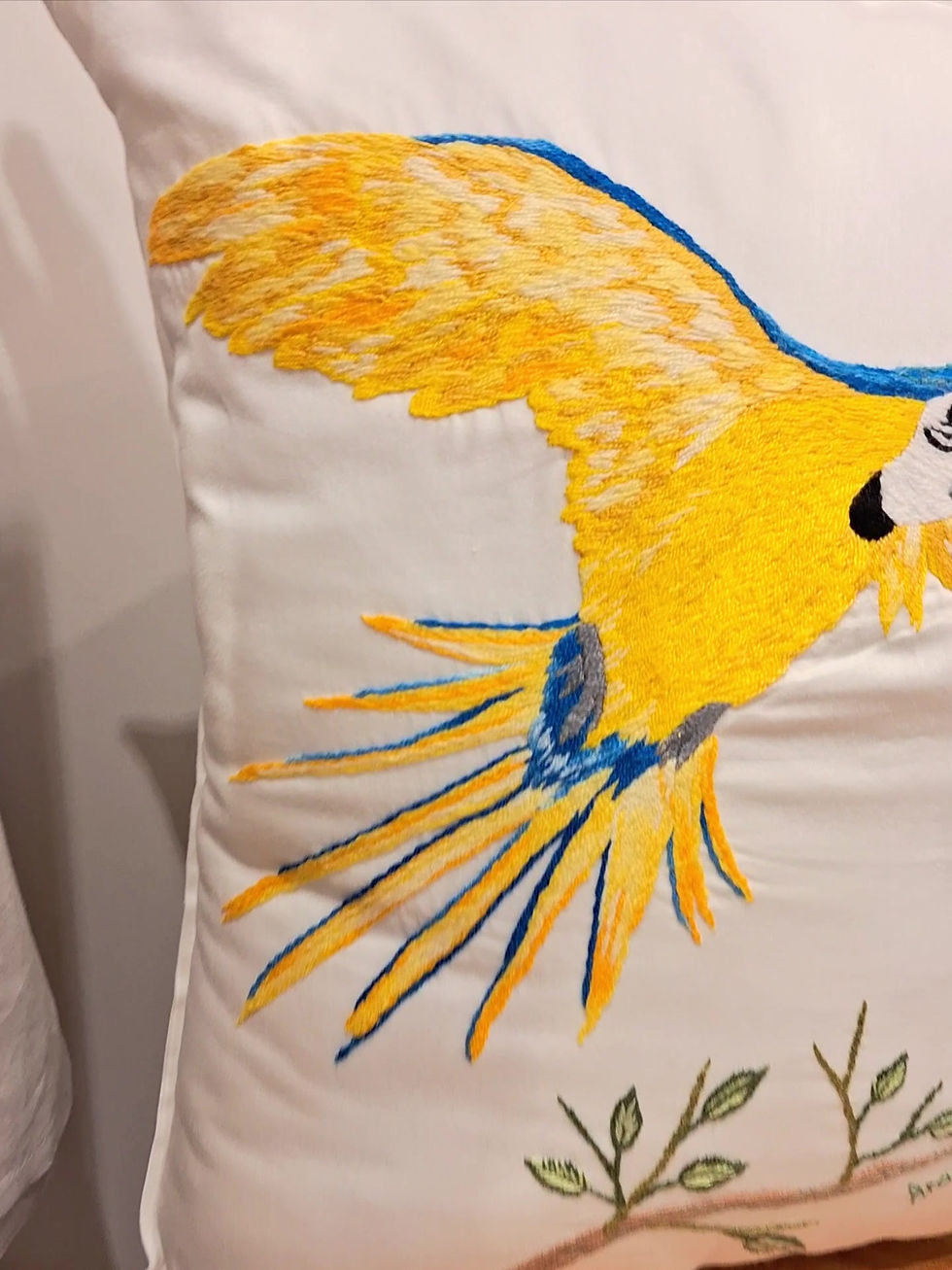 Miniatura: Capa de almofada Arara Canindé - 45x45 bordada à mão