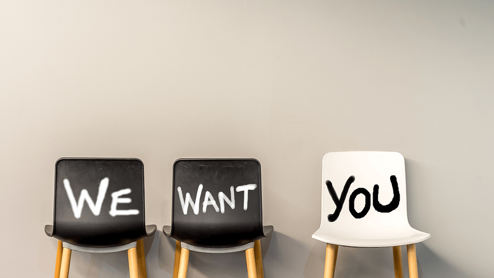 Chaises avec inscription : we want you
