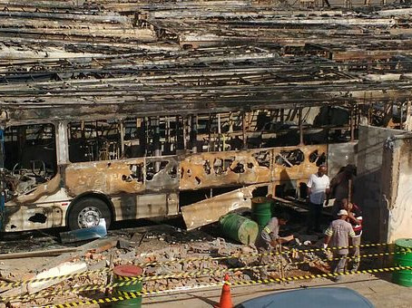 Incêndio destrói ônibus estacionados em garagem