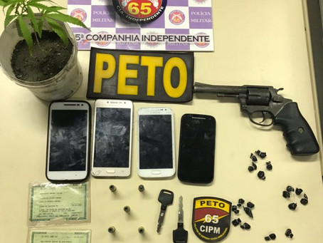 Polícia prende quatro pessoas com drogas, arma e chaves de motocicletas