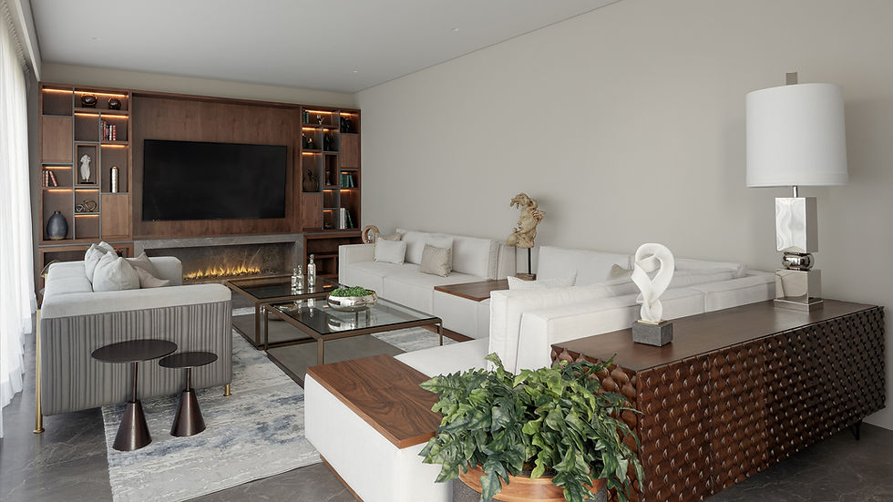 Sala moderna con sofás claros, mesa de centro y mueble de madera con iluminación, decorado con piezas de arte.