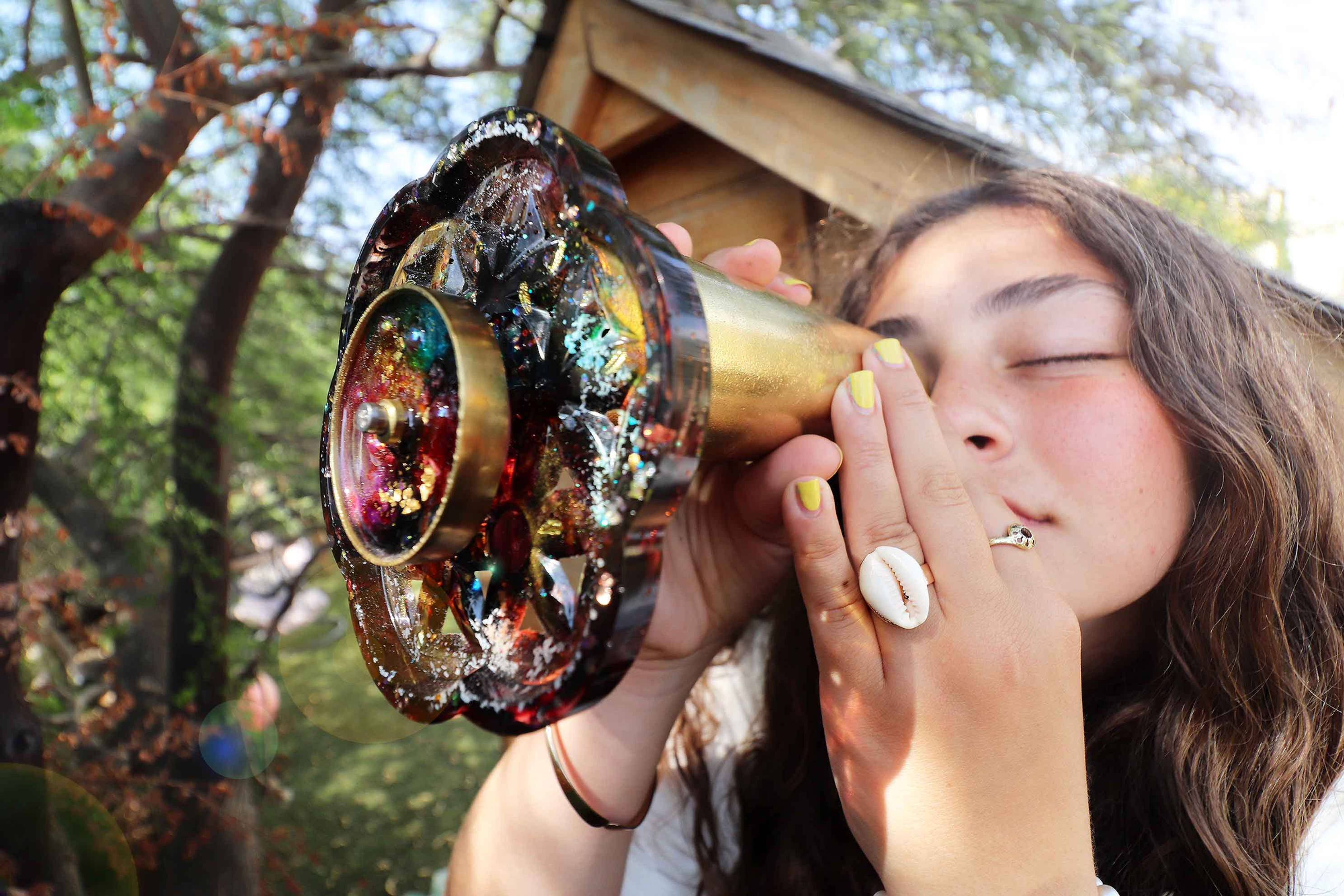 הוסיפו נגיעה של קסם ודמיון לעיצוב שלכם עם קליידוסקופ פליז מהמם בעבודת יד זה. כל פריט מיוצר בקפידה ליצירת דוגמאות מהפנטות שישב