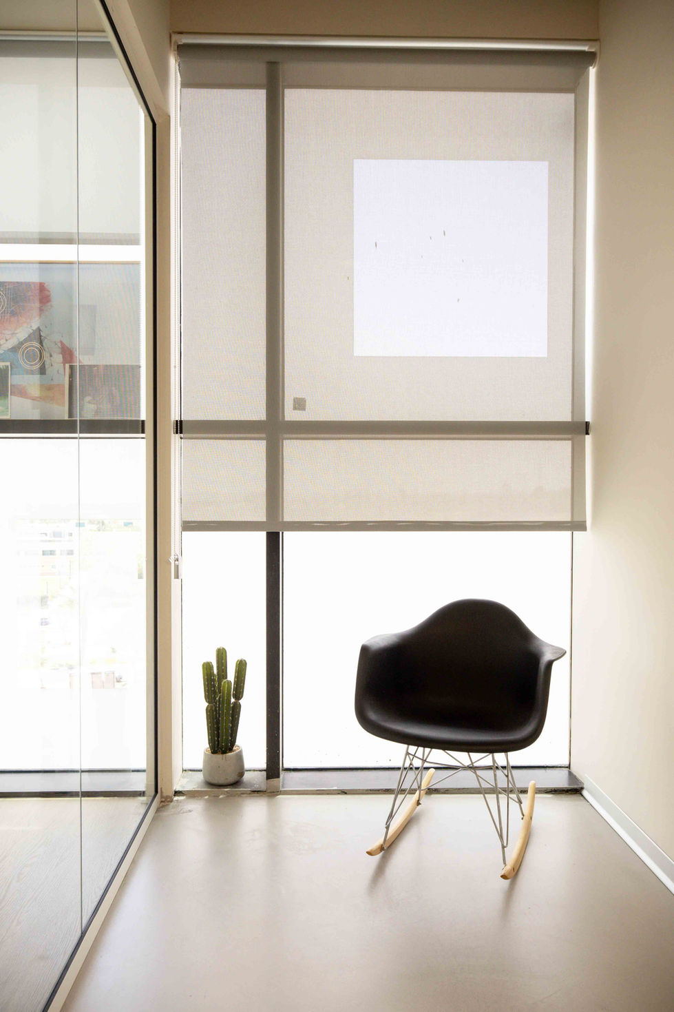 אזור מנוחה ורגיעה במשרדי חברת ברן, עם אזור ישיבה נעים בסמוך לקיר המסך ומחיצת הזכוכית