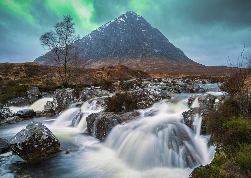 Buachaille Etive Mòr with the green light of aurora borealis