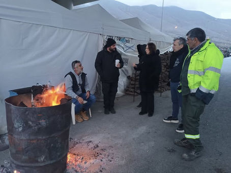 Στο μπλόκο των αγροτών στον κόμβο της Σιάτιστας