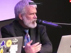 Egy, az „oltás”után meghalt kilencéves kisfiú fekszik a boncasztalomon. Dr. Ryan Cole, patológus