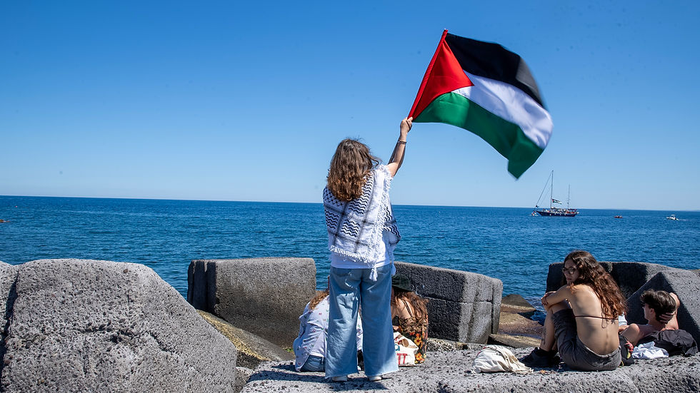 Egy nő a szicíliai Cataniában meglengeti Palesztina zászlaját június 1-jén, amikor a Gázai Szabadságflottilla Madleen nevű hajója elindul. (Tan Safi /Freedom Flotilla)