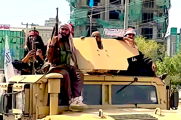 Kabulban járőröző tálib harcosok egy Humvee-ben 2021. augusztus 17-én. (Amerika Hangja, Wikimedia Commons, Public domain)