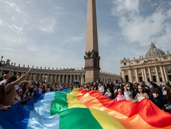 Leó pápa is leborult a sátánista LMBTQ+ előtt (Szakács Árpád írása)