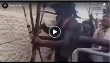 Így fogadják az ausztrál őslakosok a hatóság embereit, akik erővel próbálják beadni az 💉-t