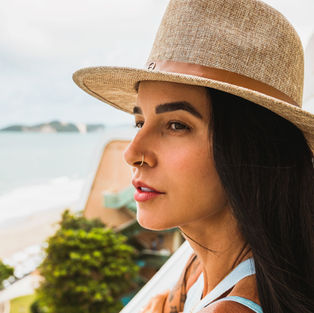 Chapéu agro personalizado em fibra de bambu com tira de couro e logo emborrachada, modelo de alto padrão