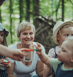 Lilo Kinderbetreuung Graz — Ferienwoche im Wald für Kinder in der Steiermark mit Naturprogramm und Abenteuer in Pirching am Traubenberg