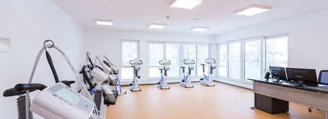 Trainingsraum mit Fahrradergometern.