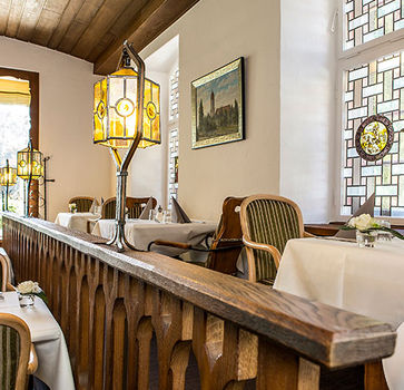 Traditionell eingerichteter Speiseraum mit Holzmöbeln und familiärer Atmosphäre.