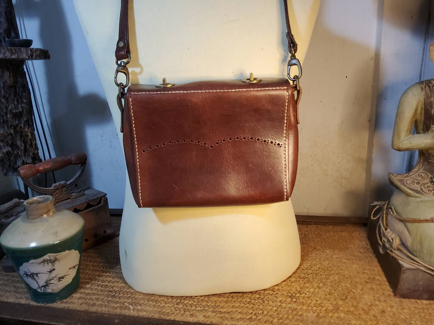 กระเป๋าหนังกล่อง