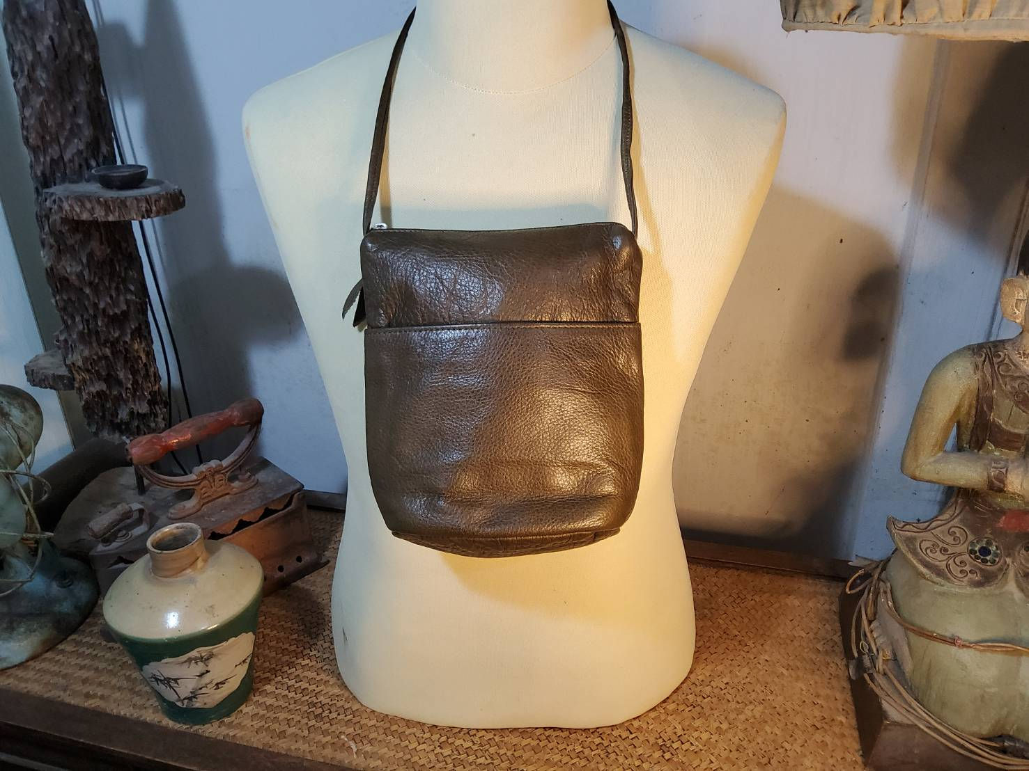 กระเป๋าหนังสะพายข้าง