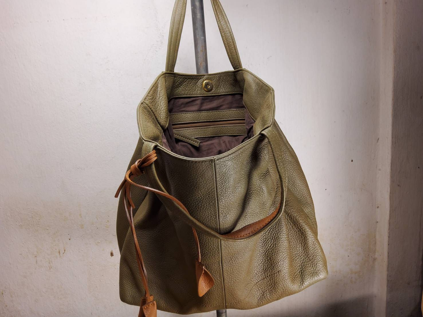 กระเป๋าถือและสะพายหนังแท้