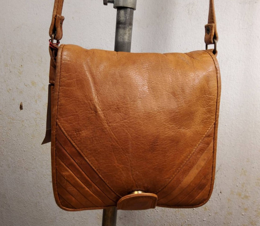 กระเป๋าสะพายหนังแท้สีน้ำตาล