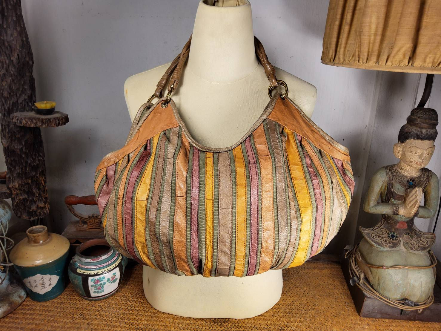 กระเป๋าสะพายสไตล์แฟชั่น