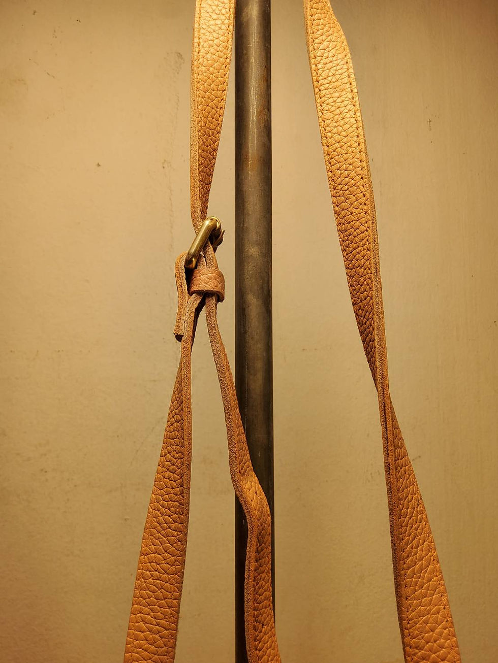 ภาพขนาดย่อ: กระเป๋าสะพายหนังแท้