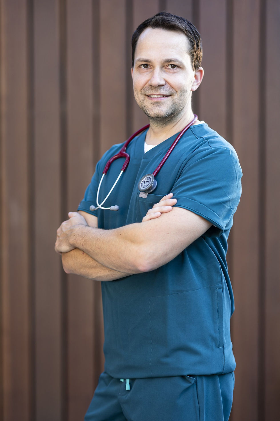 Dr. med. Michael Fiedler untersucht die Beinvenen eines Patienten per Duplexsonografie – DGZO Berlin-Lichtenberg