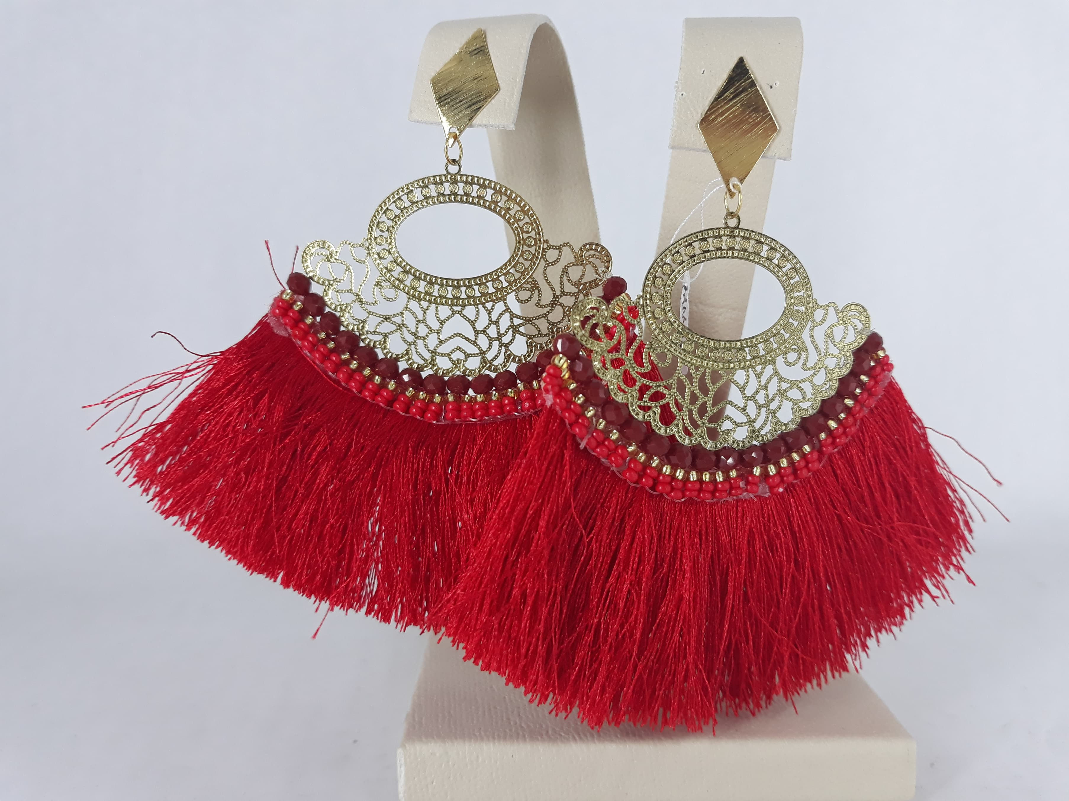 Aretes en acero con mechas rojas en forma de abanico